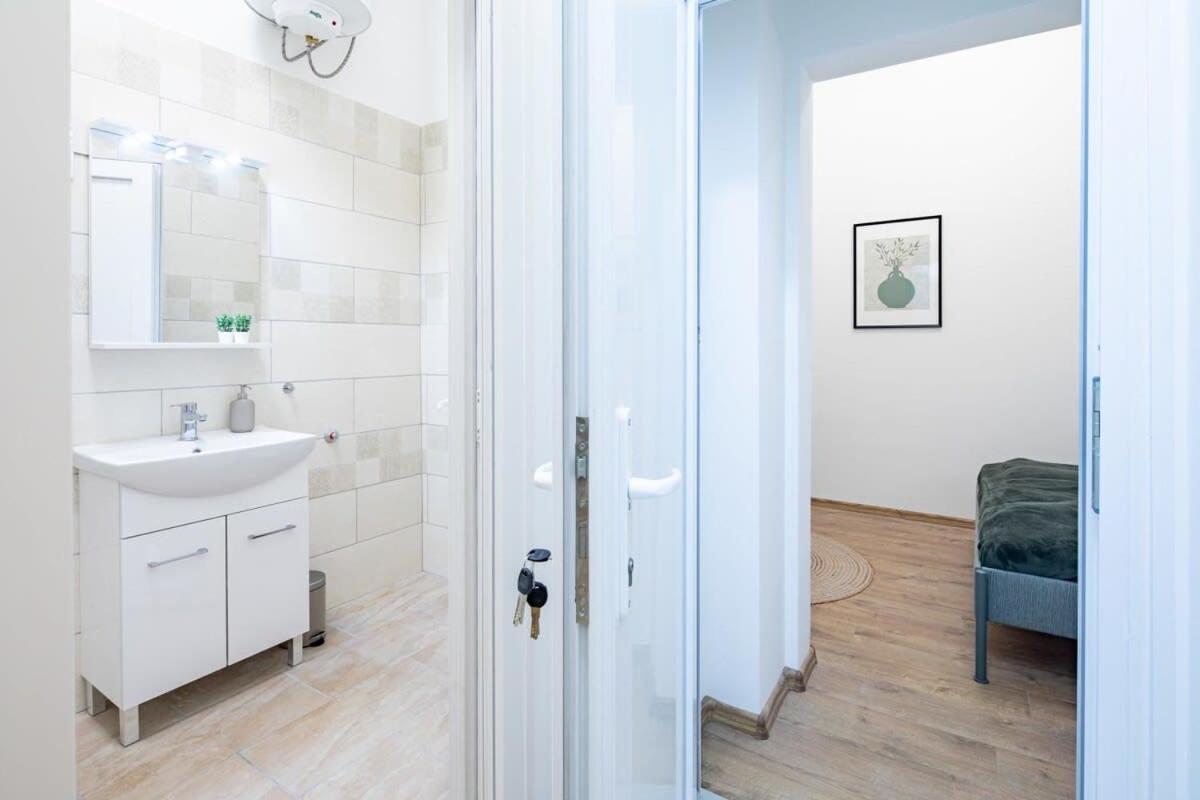 Central - New - Comfy Ac Studio 布达佩斯 外观 照片